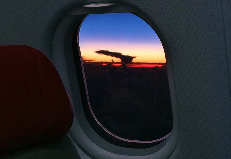 飛行機の窓からの眺め