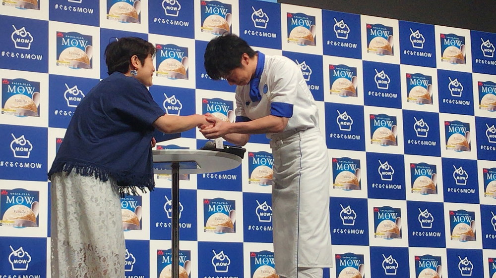 ファンと握手する田中圭