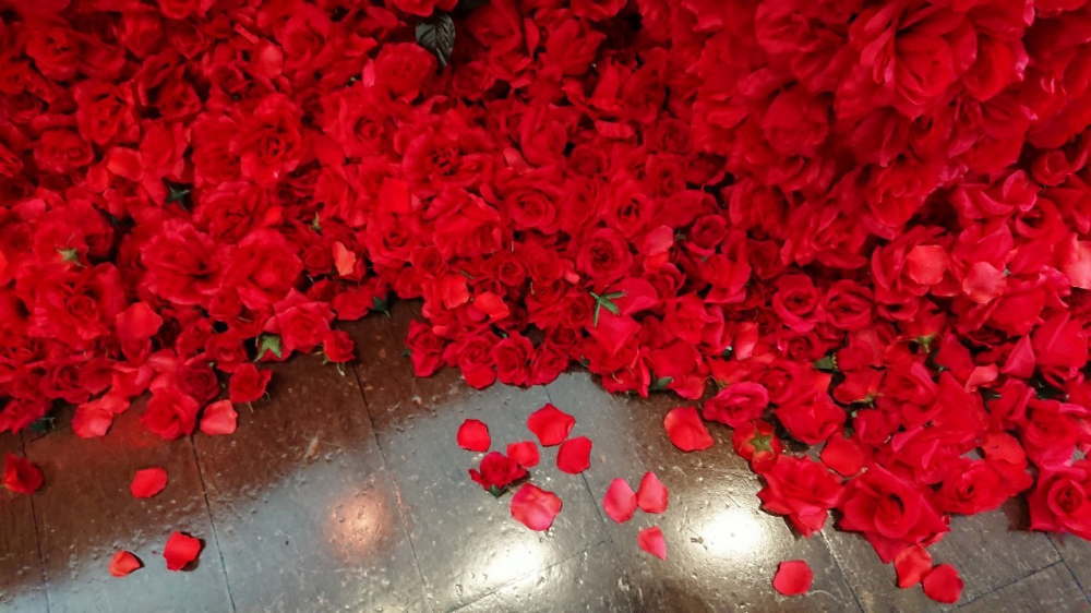 ４万本のバラに包まれた深紅の空間