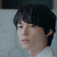 SixTONES 松村北斗さん、研究熱⼼な理系男⼦役でCMに登場！白衣姿にも