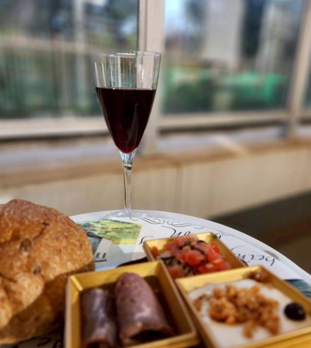 おせちとサントリーのボジョレーヌーボー