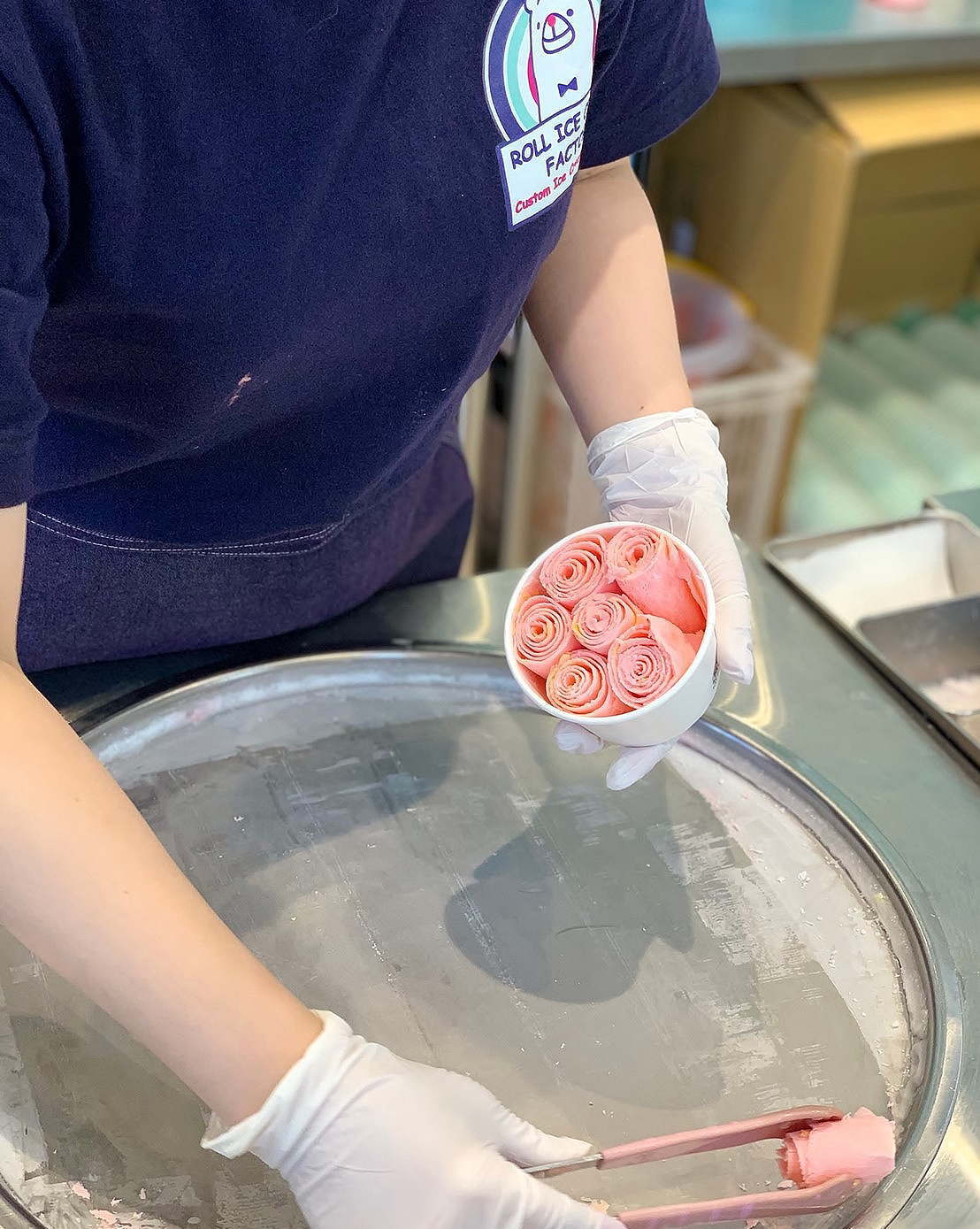 ロールアイスクリーム専門店「ロールアイスクリームファクトリー」アイスの作り方 過程