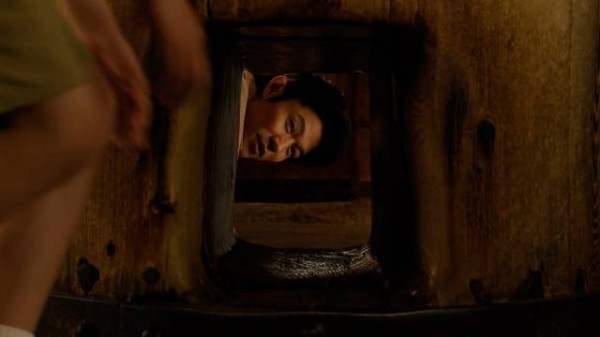 東大寺の柱くぐりの穴からこっちを見つめる鈴木亮平