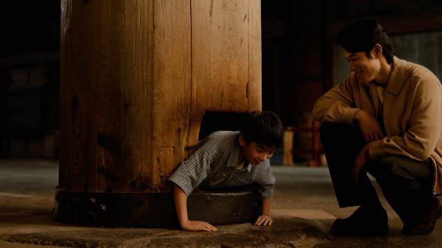 男の子の柱くぐりを見守る鈴木亮平