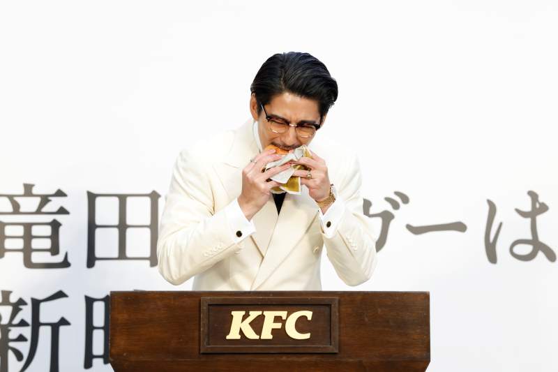 賀来賢人「並じゃない！」KFC新商品に太鼓判。カーネル姿で熱のこもっ