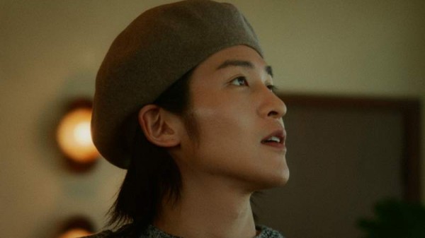 目黒蓮さん 新CM「紅茶のラテ」篇 ベレー帽姿で