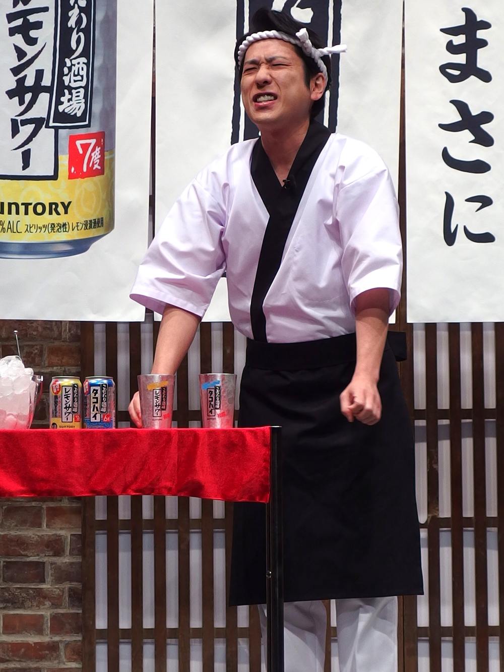 サワーを試飲する二宮和也さん
