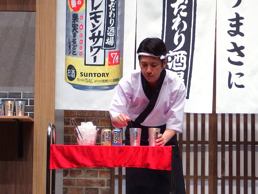 サワーをかき混ぜる二宮和也さん