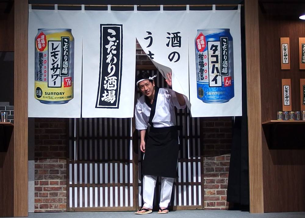 暖簾をくぐって登場した二宮和也さん