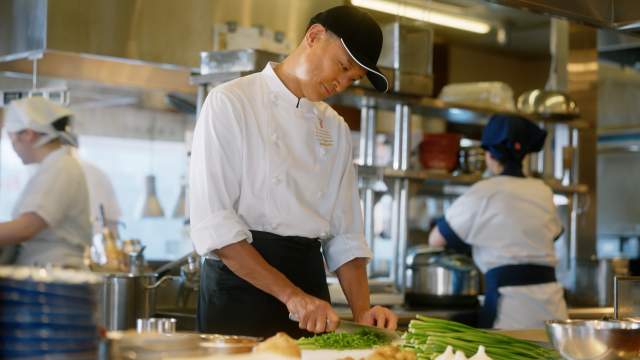 「食べたらもう、戻れない。肉辛まぜうどん」篇
