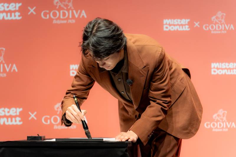 神尾楓珠『Mister Donut×GODIVA』新商品発表会で書初め