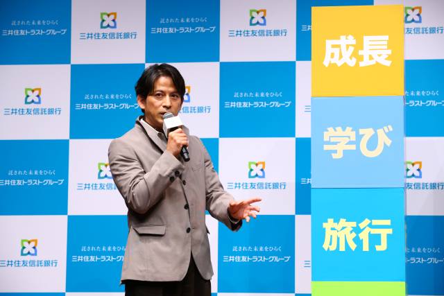 岡⽥ 准⼀さんと⽊村 ⽂乃さん