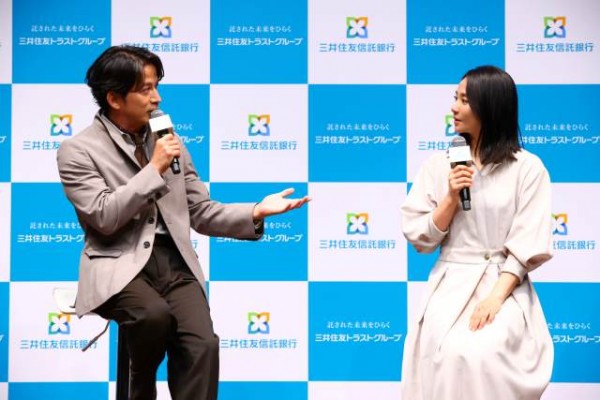 岡⽥ 准⼀さんと⽊村 ⽂乃さん