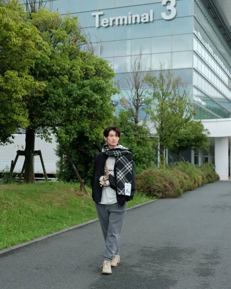 Snow Man 向井康二さん「BURBERRY」2026春夏コレクションを纏い⽻⽥空港に登場
