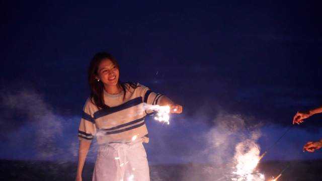 買いものって、メッセージだ。「友だちと花火と」篇 川口春奈