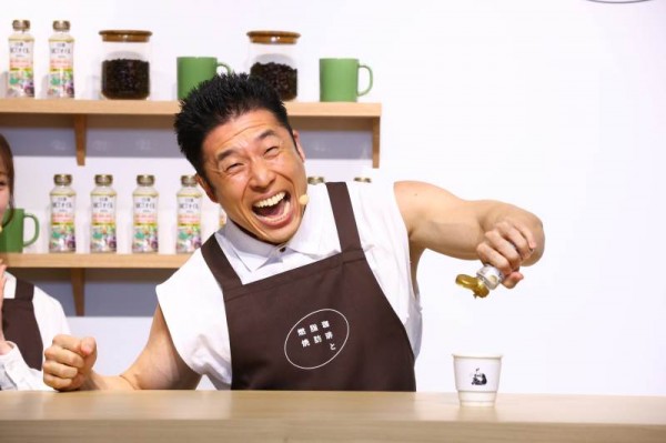 なかやまきんに君さん自身ソックリの「店長代理」に困惑！「珈琲と脂肪燃焼 by NISSHIN OilliO」お披露目会