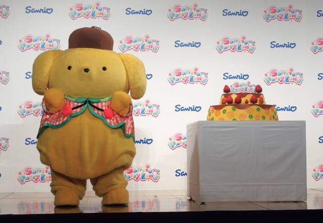 「サンリオ パーティランド」新CM発表会 ポムポムプリンとケーキ