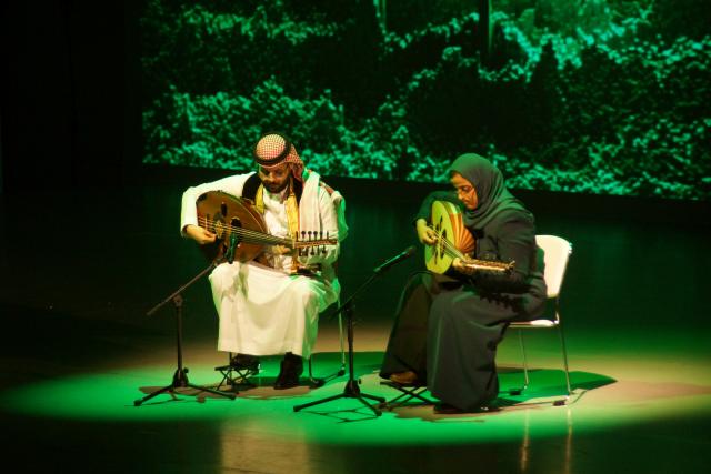 サウジ伝統舞踊「アルダ」、日本の能楽師とサウジアラビアのネイ（サウジのフルート）によるデュエット、合唱、プロジェクション「水の物語」公演